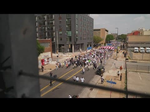 New group of migrants arrives in El Salvador, residents take to the streets in downtown Dallas