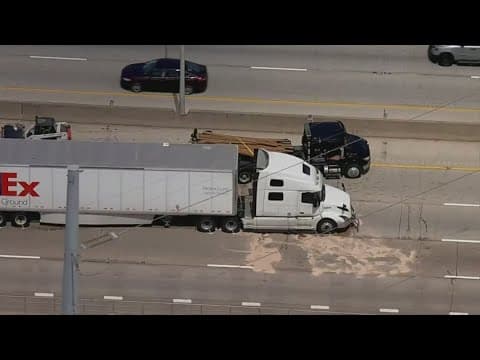 Multi-vehicle crash shuts down southbound I-35W in Fort Worth, police say