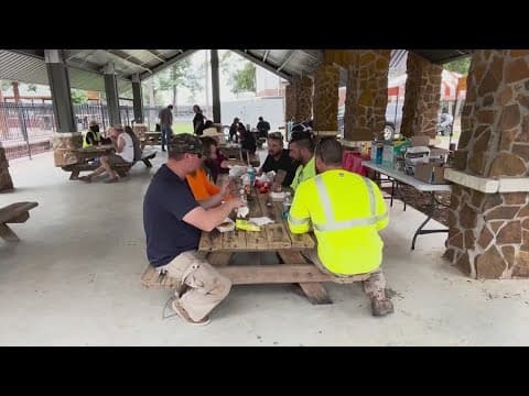 North Harris County neighborhood shows appreciation for linemen there to help restore power