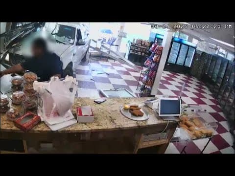 Car crashes into Fort Worth bakery