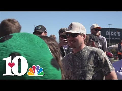 Morgan Wallen stops by West Town Mall during food drive to help hurricane recovery efforts