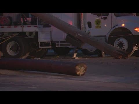 Police: 1 dead after crashing into south Columbus utility pole